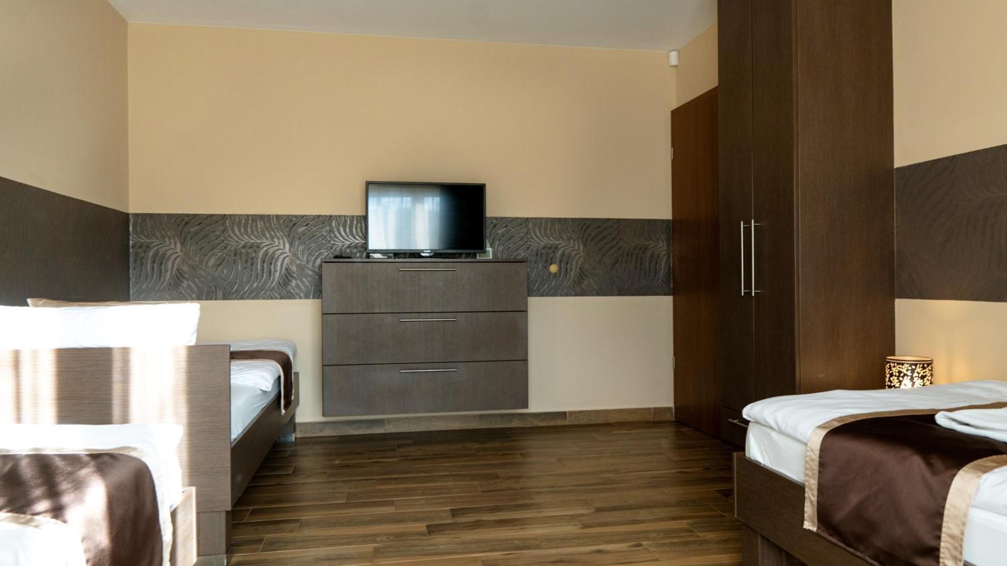 Family Apartman Eplény Esterno foto