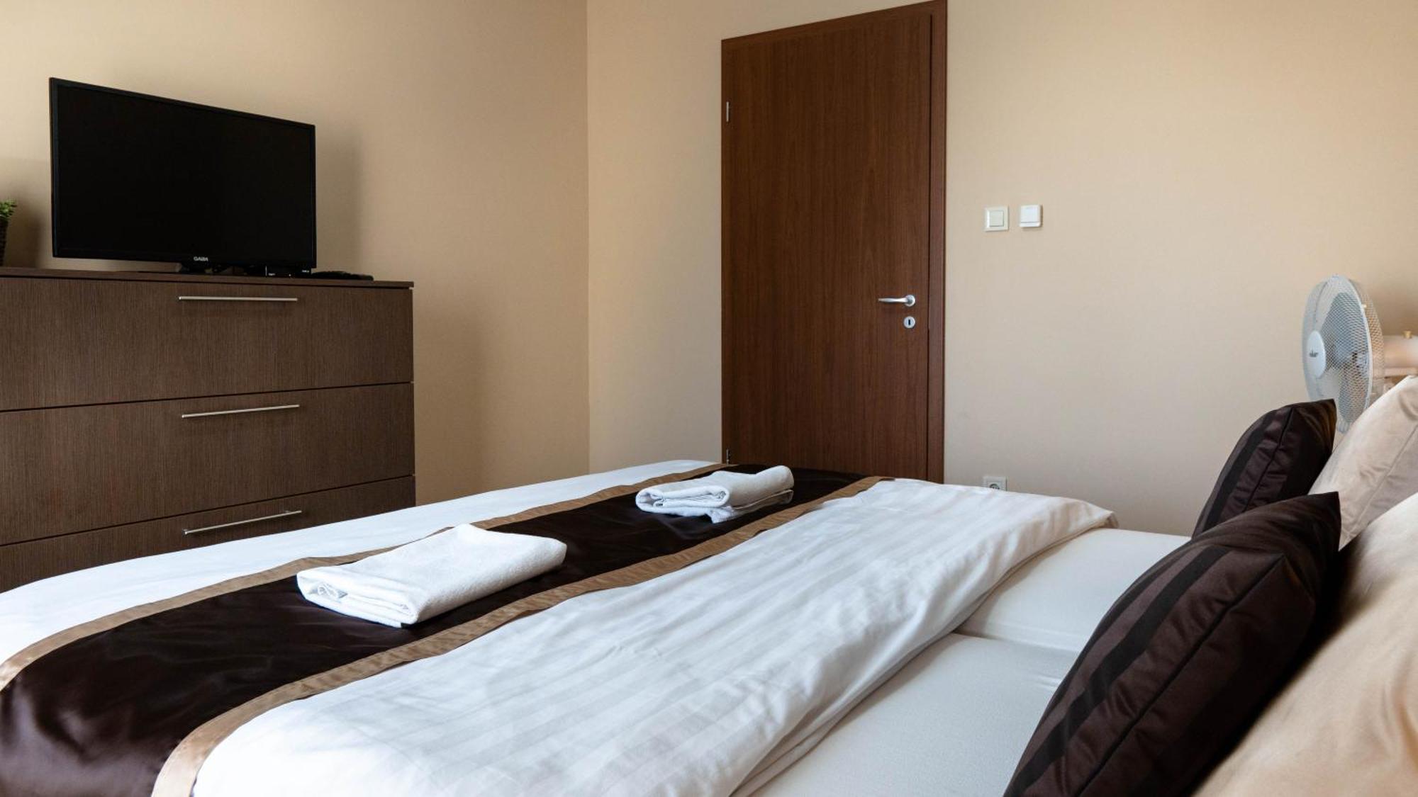 Family Apartman Eplény Esterno foto