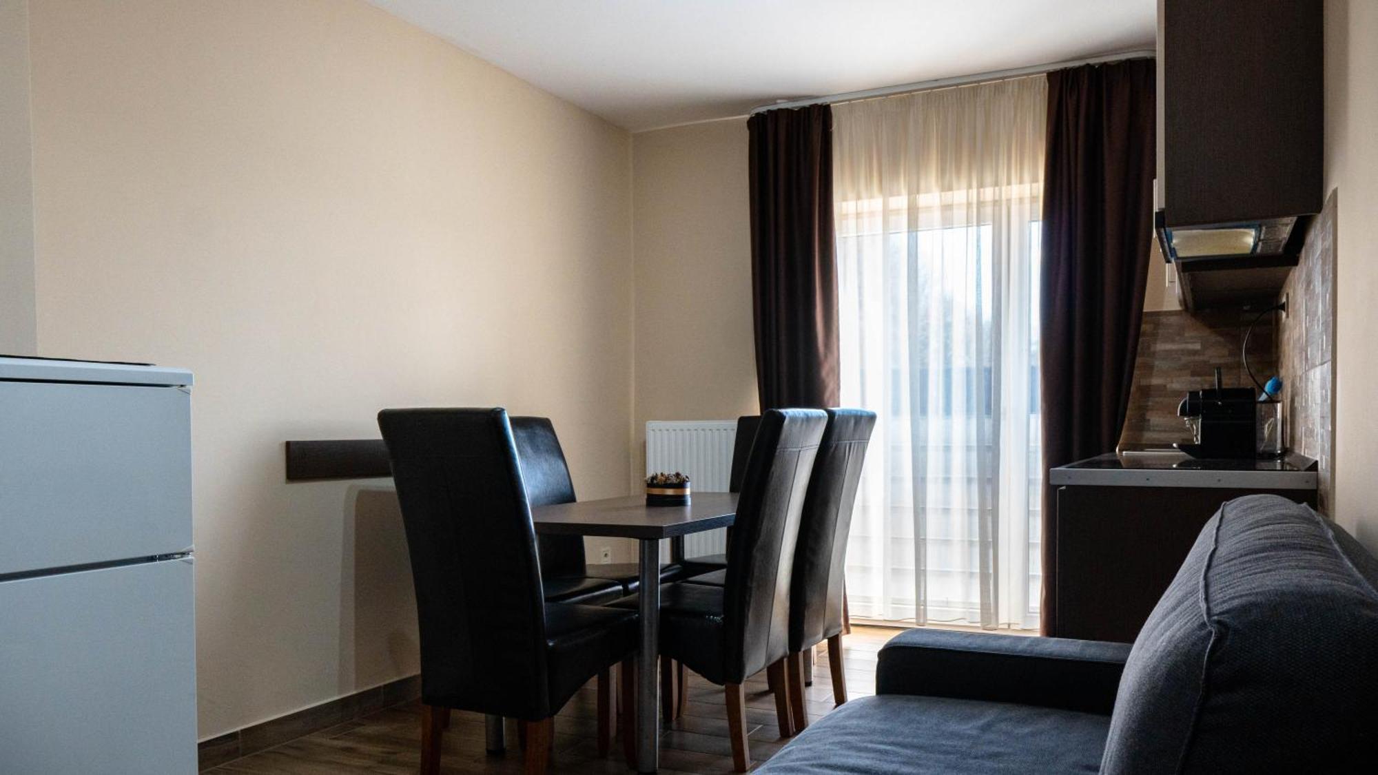 Family Apartman Eplény Esterno foto