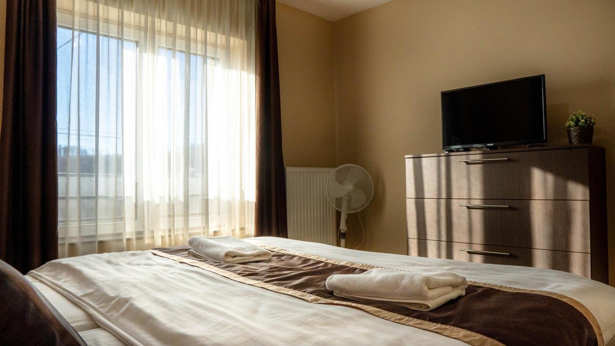 Family Apartman Eplény Esterno foto